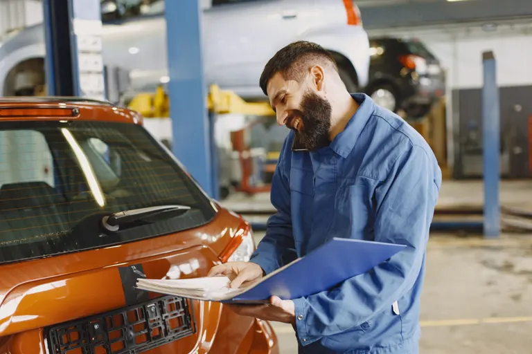 Mechanik sprawdzający dokumentację serwisową